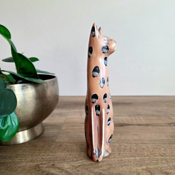 Hand carved hand painted soap stone cat figurine. - Picture 4 of 7